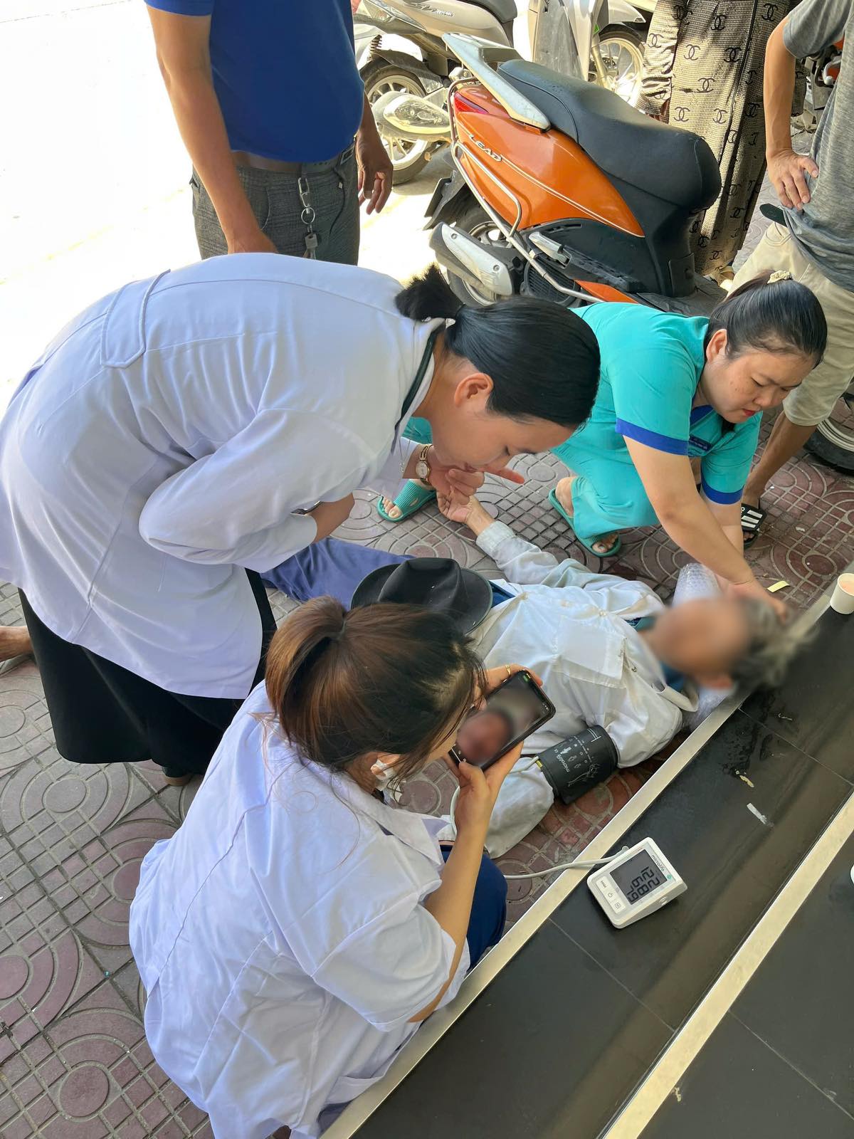 Long Châu lại tiếp tục kịp thời cứu người khỏi cơn nguy kịch- Ảnh 2. Long Châu lại tiếp tục kịp thời cứu người khỏi cơn nguy kịch- Ảnh 2.
