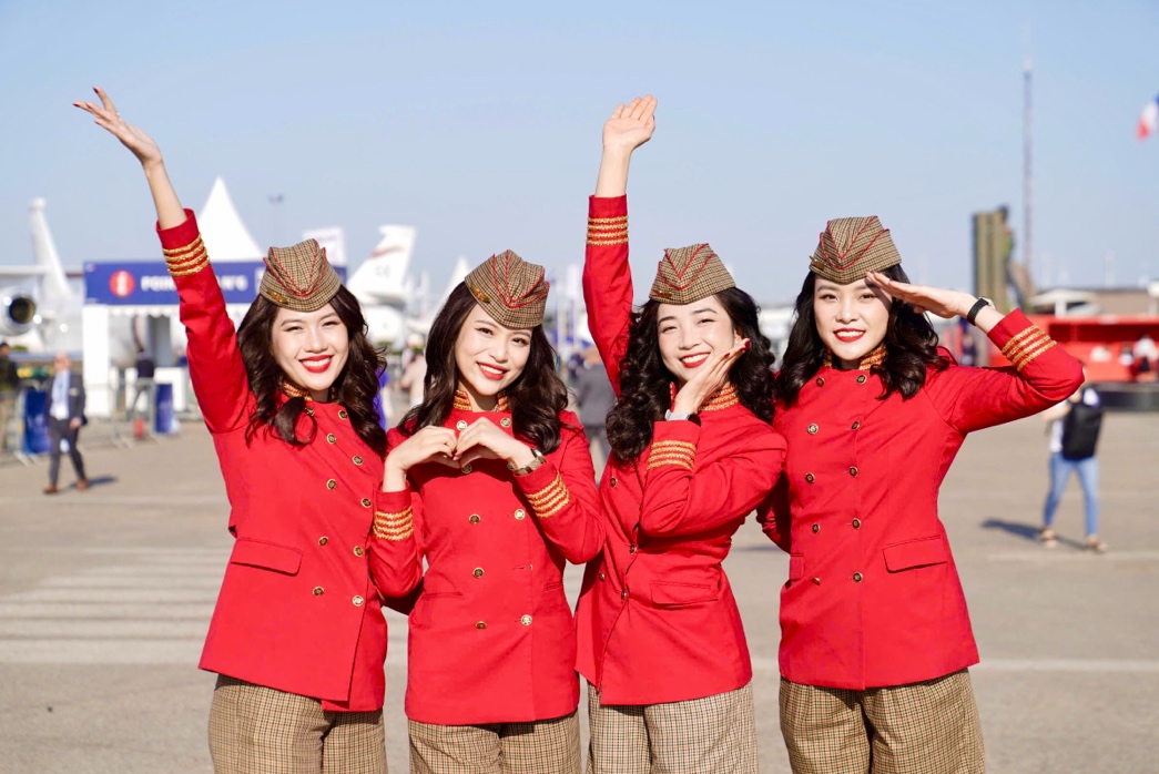 Tiếp viên hàng không Vietjet nổi bật giữa Paris Air Show 2025- Ảnh 1. Tiếp viên hàng không Vietjet nổi bật giữa Paris Air Show 2025- Ảnh 1.