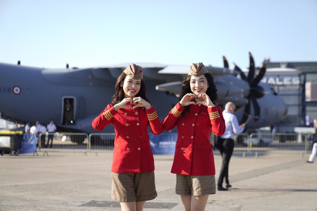 Tiếp viên hàng không Vietjet nổi bật giữa Paris Air Show 2025- Ảnh 2. Tiếp viên hàng không Vietjet nổi bật giữa Paris Air Show 2025- Ảnh 2.