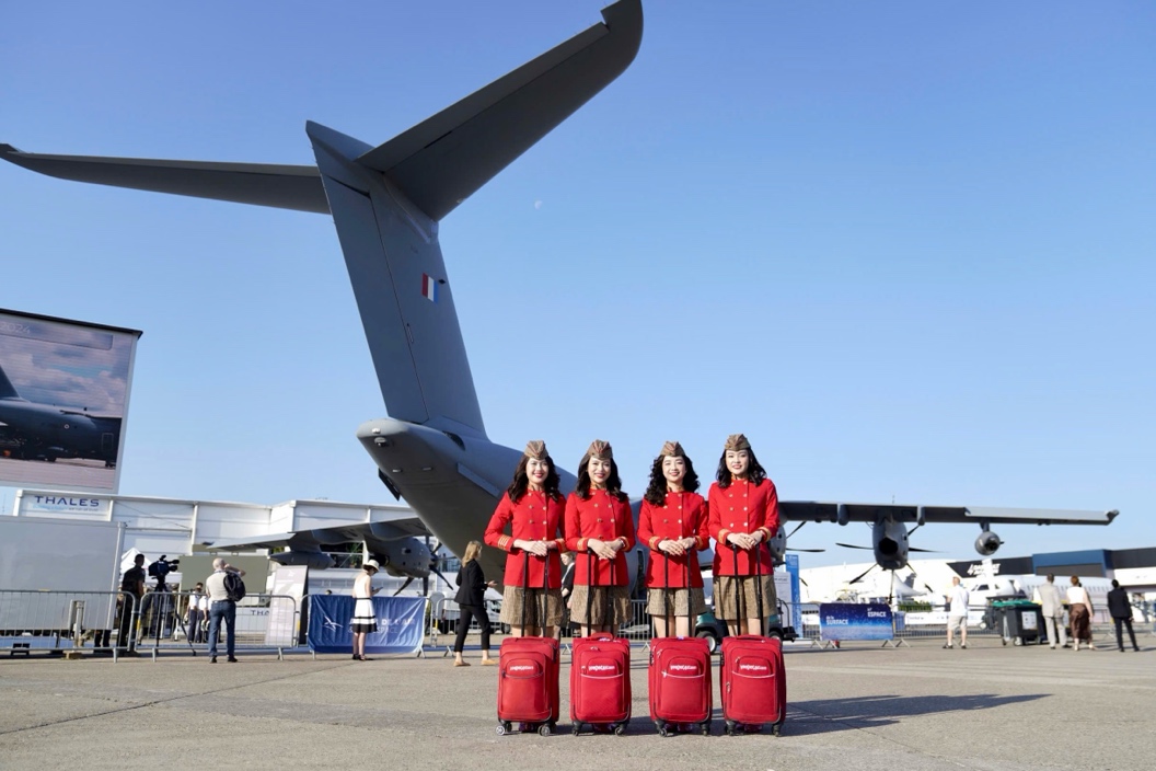 Tiếp viên hàng không Vietjet nổi bật giữa Paris Air Show 2025- Ảnh 3. Tiếp viên hàng không Vietjet nổi bật giữa Paris Air Show 2025- Ảnh 3.