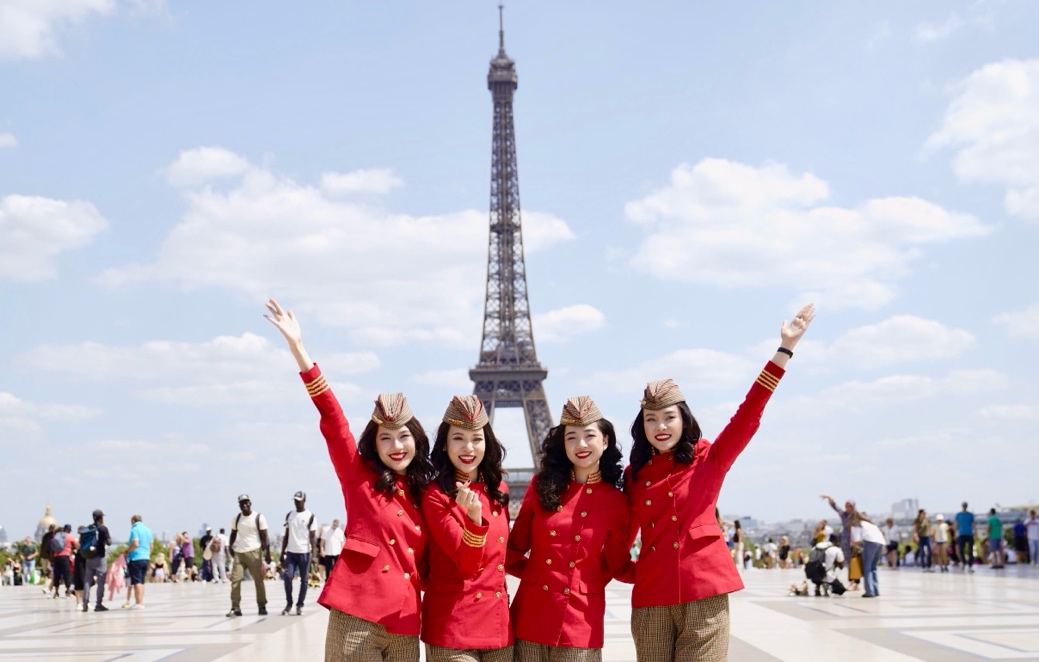 Tiếp viên hàng không Vietjet nổi bật giữa Paris Air Show 2025- Ảnh 6. Tiếp viên hàng không Vietjet nổi bật giữa Paris Air Show 2025- Ảnh 6.