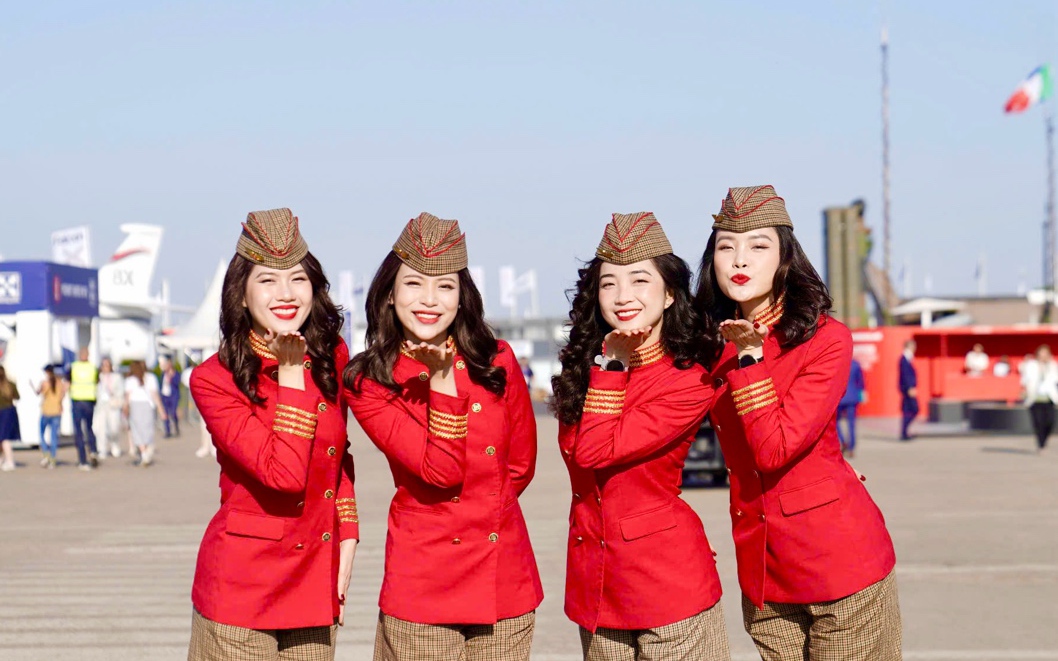 Tiếp viên hàng không Vietjet nổi bật giữa Paris Air Show 2025