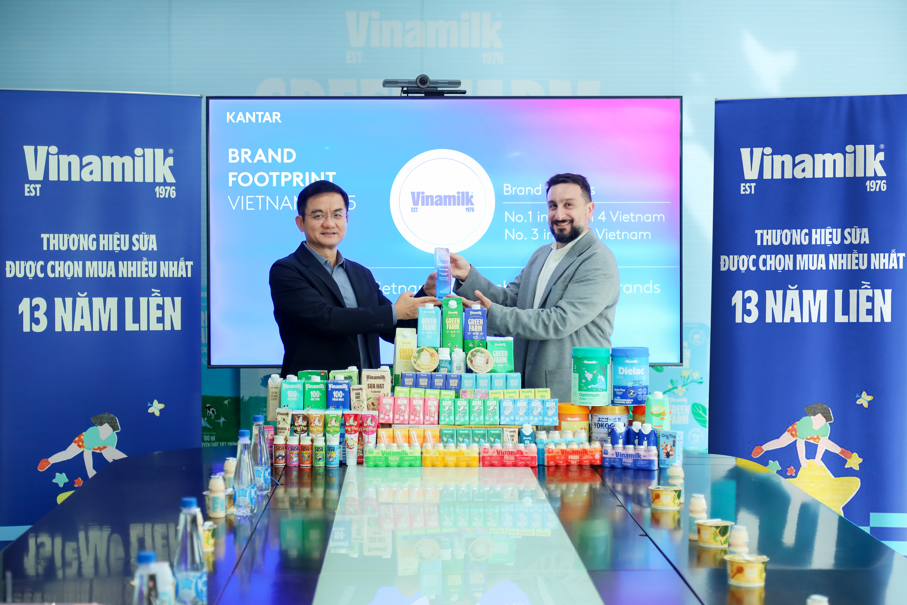 13 năm liền được chọn mua nhiều nhất: Thương hiệu Vinamilk có gì đặc biệt? - Ảnh 1. 13 năm liền được chọn mua nhiều nhất: Thương hiệu Vinamilk có gì đặc biệt? - Ảnh 1.