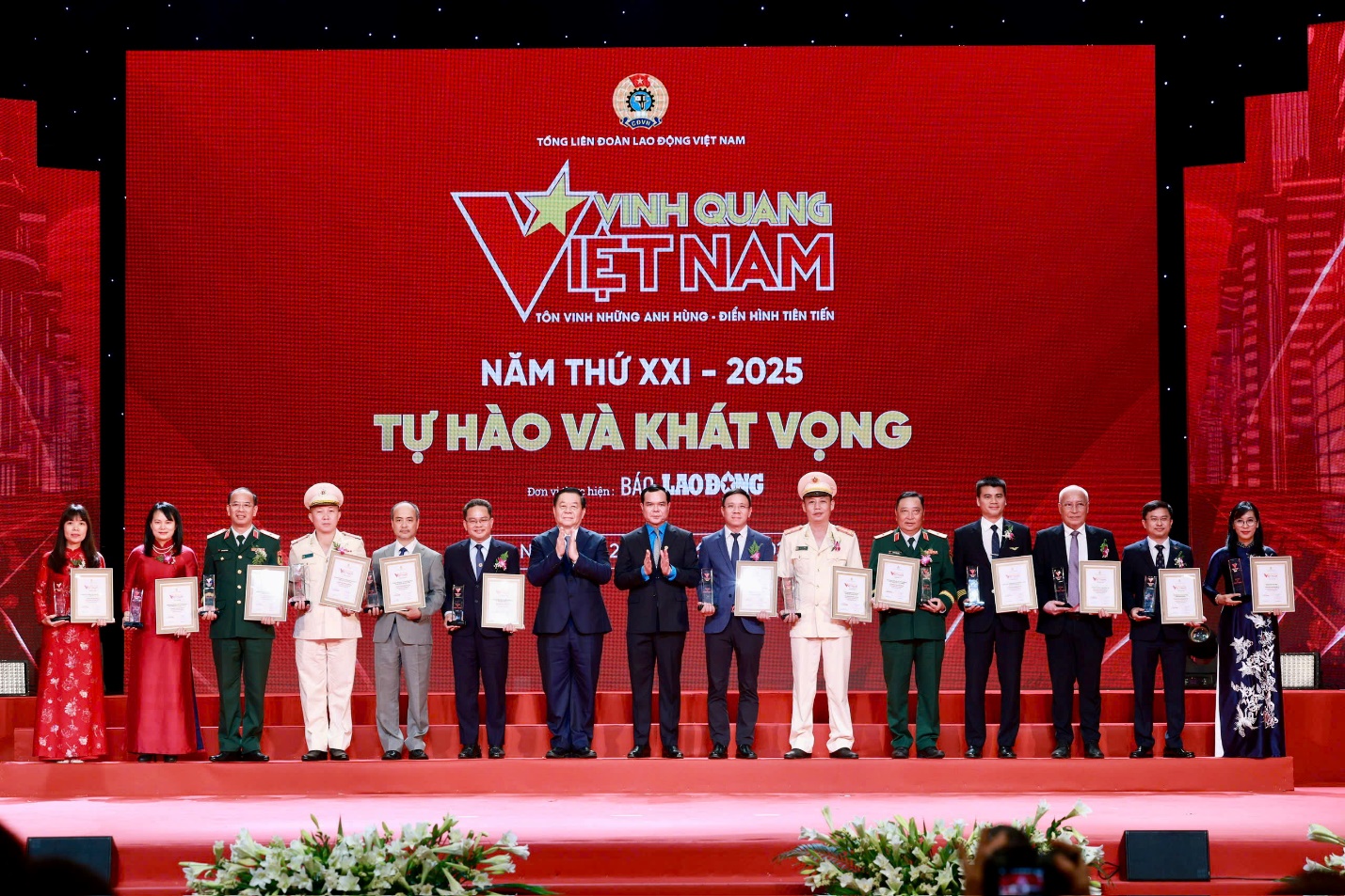 Agribank - Ngân hàng duy nhất được vinh danh tại chương trình VQVN năm 2025 - Ảnh 1. Agribank - Ngân hàng duy nhất được vinh danh tại chương trình VQVN năm 2025 - Ảnh 1.