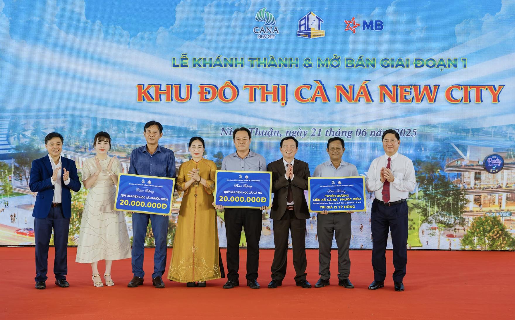 Hàng trăm khách tham dự lễ mở bán và khánh thành giai đoạn 1 dự án - Cà Ná New City - Ảnh 2. Hàng trăm khách tham dự lễ mở bán và khánh thành giai đoạn 1 dự án - Cà Ná New City - Ảnh 2.