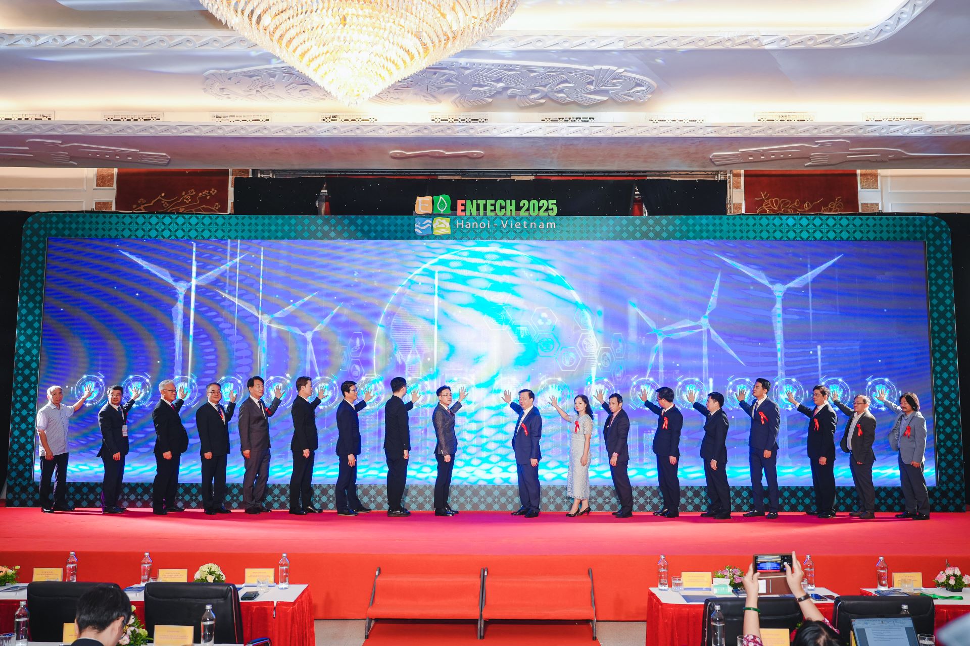 Dàn xe điện VinFast trở thành tâm điểm tại Entech Hanoi 2025- Ảnh 1. Dàn xe điện VinFast trở thành tâm điểm tại Entech Hanoi 2025- Ảnh 1.