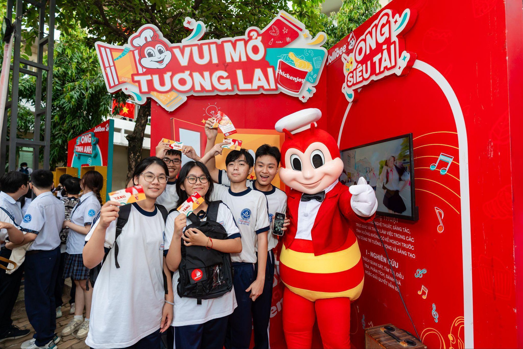 Jollibee trao 150 học bổng đến học sinh qua dự án “Vui Mở Tương Lai”- Ảnh 1. Jollibee trao 150 học bổng đến học sinh qua dự án “Vui Mở Tương Lai”- Ảnh 1.