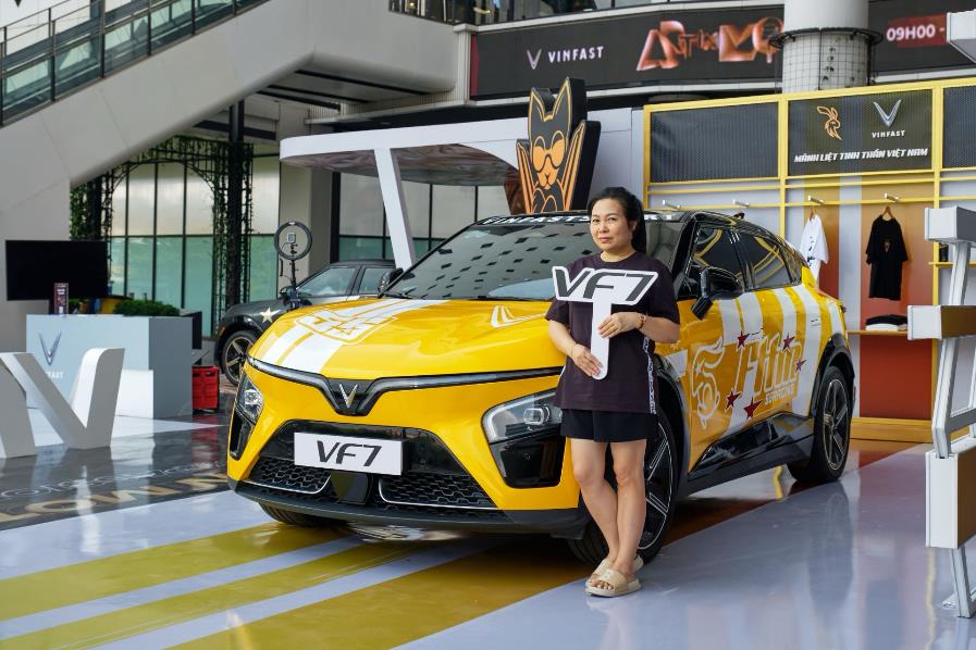 Khách hàng chạy thử VinFast VF 7 lần đầu tiên: “Xe lái mượt, êm ái, về sẽ mua cho con gái”- Ảnh 1.
