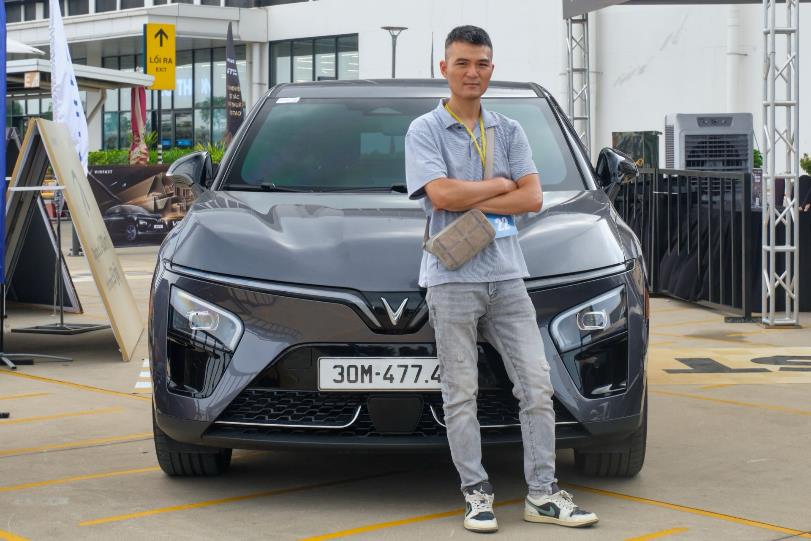 Khách hàng chạy thử VinFast VF 7 lần đầu tiên: “Xe lái mượt, êm ái, về sẽ mua cho con gái”- Ảnh 2.