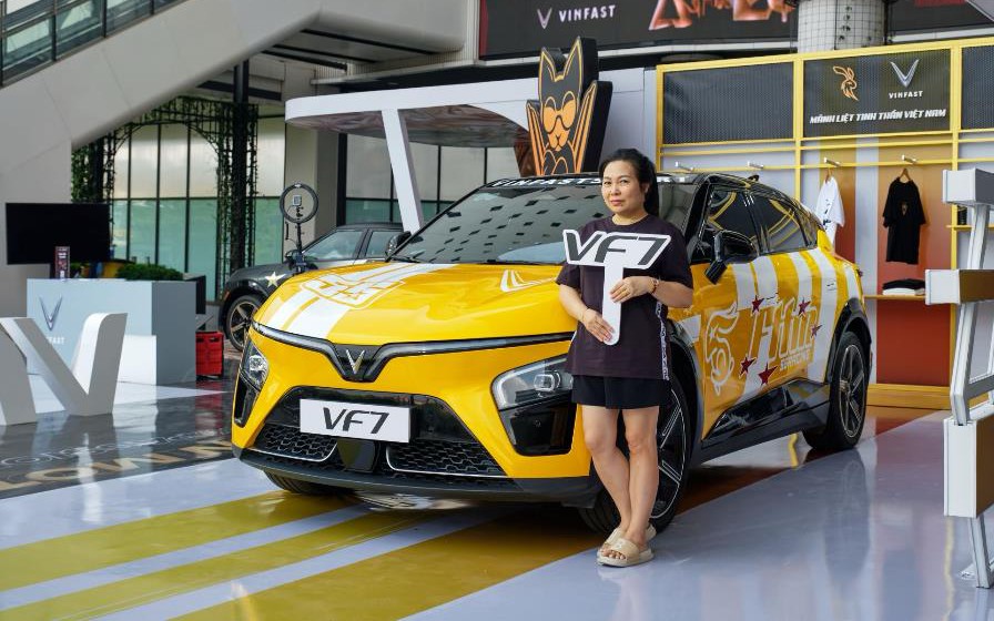 Khách hàng chạy thử VinFast VF 7 lần đầu tiên: “Xe lái mượt, êm ái, về sẽ mua cho con gái”