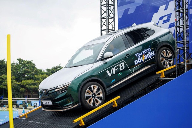 Lái thử VinFast VF 7, VF 8: Tăng tốc tốt, động cơ êm, linh hoạt không gian hẹp- Ảnh 1.