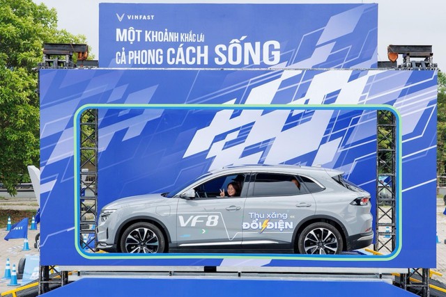 Lái thử VinFast VF 7, VF 8: Tăng tốc tốt, động cơ êm, linh hoạt không gian hẹp- Ảnh 4.