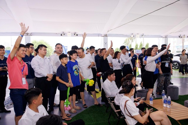Lái thử VinFast VF 7, VF 8: Tăng tốc tốt, động cơ êm, linh hoạt không gian hẹp- Ảnh 8.