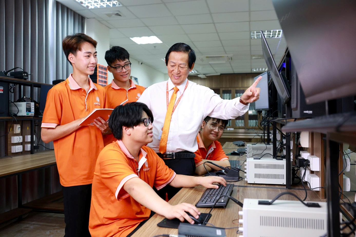 Trường đại học tại Hà Nội tăng chỉ tiêu ngành học lương 1,3 tỷ/năm - Ảnh 1.