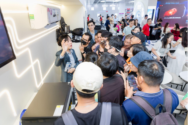 Một siêu thị điện máy đón hơn 2.000 lượt khách trong sự kiện ra mắt brandzone AI- Ảnh 1.