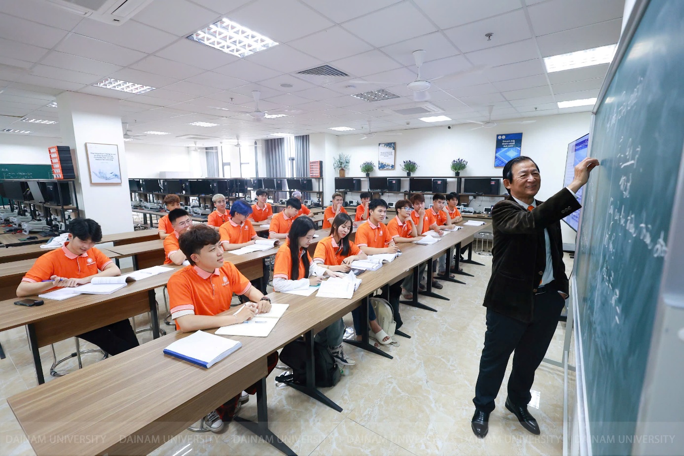 Trường đại học tại Hà Nội tăng chỉ tiêu ngành học lương 1,3 tỷ/năm - Ảnh 2.