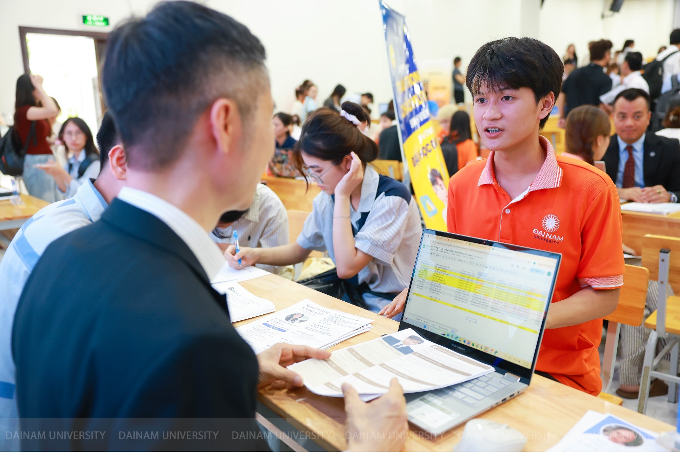 Trường đại học tại Hà Nội tăng chỉ tiêu ngành học lương 1,3 tỷ/năm - Ảnh 4.