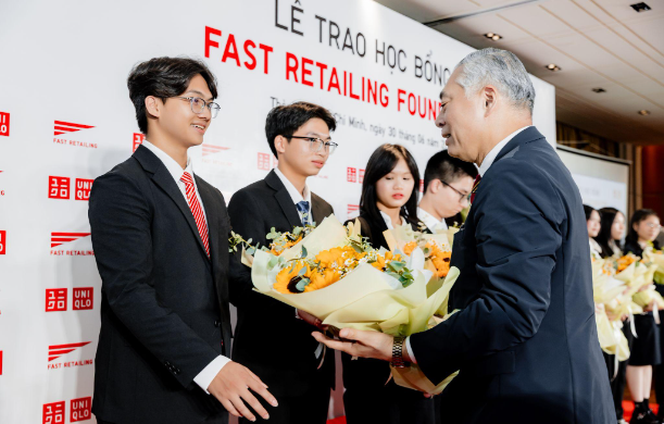 12 học sinh nhận học bổng toàn phần du học Nhật Bản từ Quỹ Fast Retailing - Ảnh 1. 12 học sinh nhận học bổng toàn phần du học Nhật Bản từ Quỹ Fast Retailing - Ảnh 1.