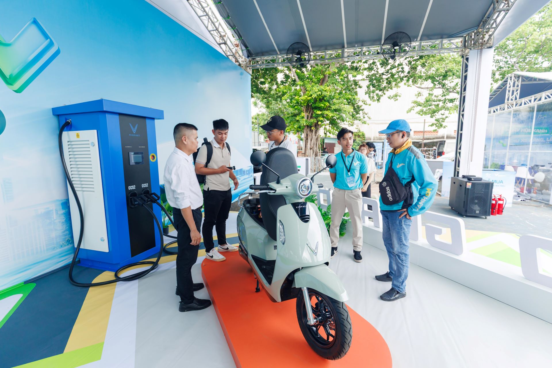 Bác tài TP.HCM lên đời xe xanh quá dễ dàng tại “Ngày hội xanh” - Ảnh 2. Bác tài TP.HCM lên đời xe xanh quá dễ dàng tại “Ngày hội xanh” - Ảnh 2.