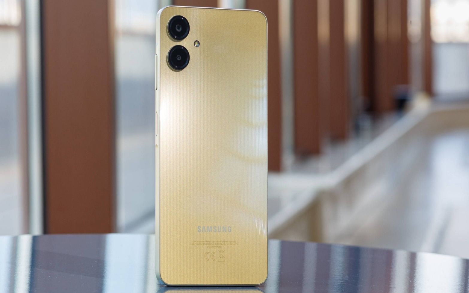 Một mẫu điện thoại Samsung giảm sâu trong tháng 7, thiết kế đẹp như iPhone, giá chỉ hơn 2 triệu