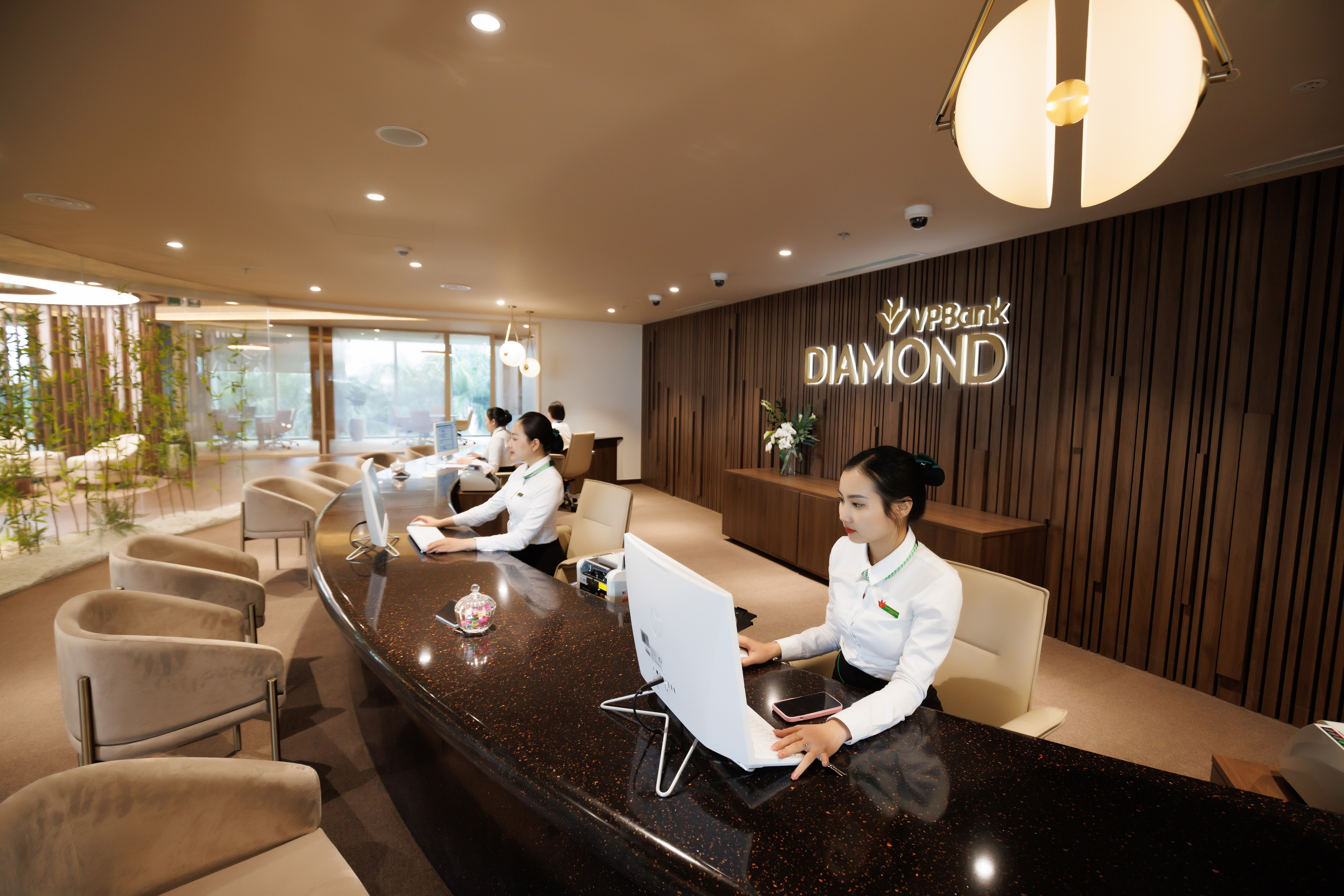 Năm thứ hai liên tiếp, VPBank nhận giải thưởng “Dịch vụ ngân hàng ưu tiên xuất sắc nhất Việt Nam”- Ảnh 1.