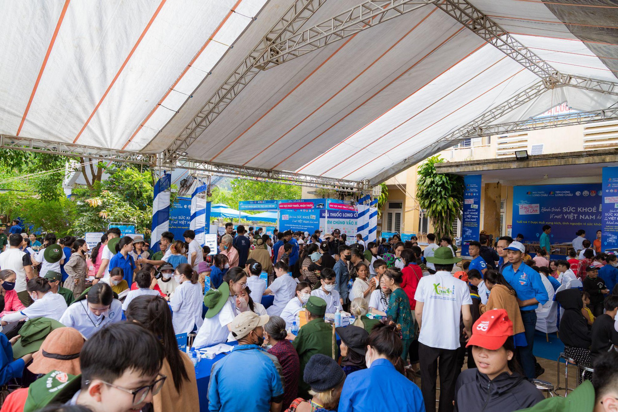 Long Châu và nghệ sĩ Trường Giang mang yêu thương đến với bà con huyện A Lưới – Huế - Ảnh 1. Long Châu và nghệ sĩ Trường Giang mang yêu thương đến với bà con huyện A Lưới – Huế - Ảnh 1.