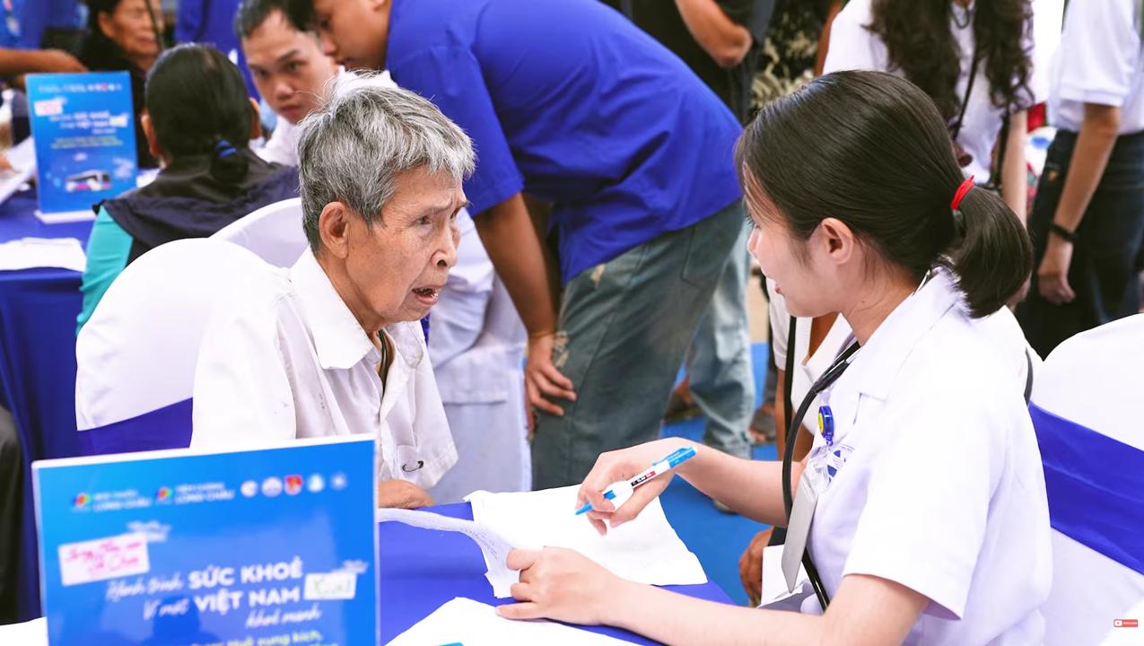 Long Châu và nghệ sĩ Trường Giang mang yêu thương đến với bà con huyện A Lưới – Huế - Ảnh 2. Long Châu và nghệ sĩ Trường Giang mang yêu thương đến với bà con huyện A Lưới – Huế - Ảnh 2.