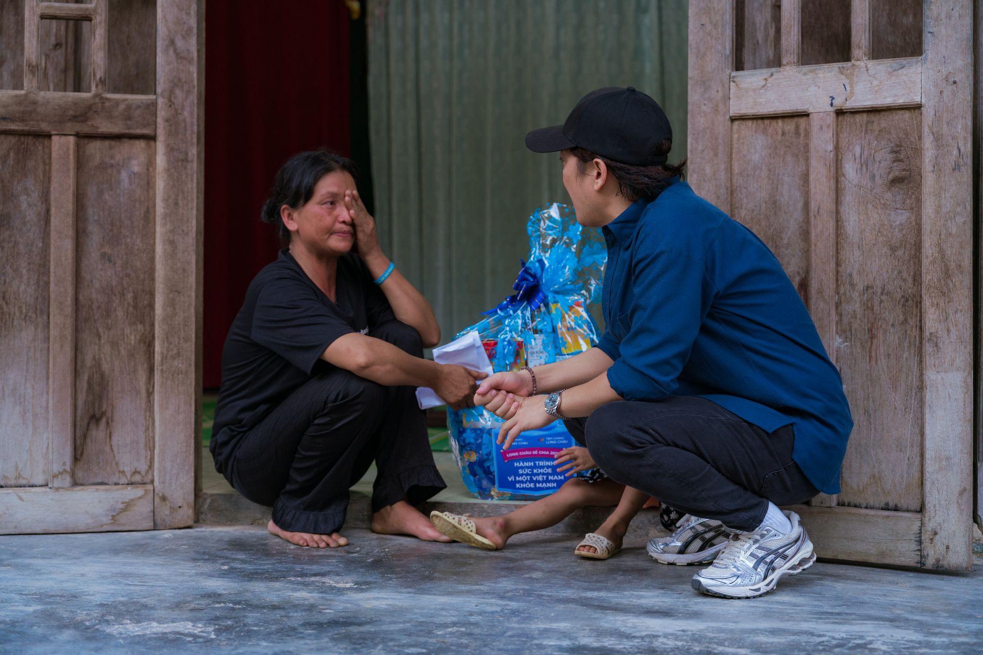 Long Châu và nghệ sĩ Trường Giang mang yêu thương đến với bà con huyện A Lưới – Huế - Ảnh 3. Long Châu và nghệ sĩ Trường Giang mang yêu thương đến với bà con huyện A Lưới – Huế - Ảnh 3.