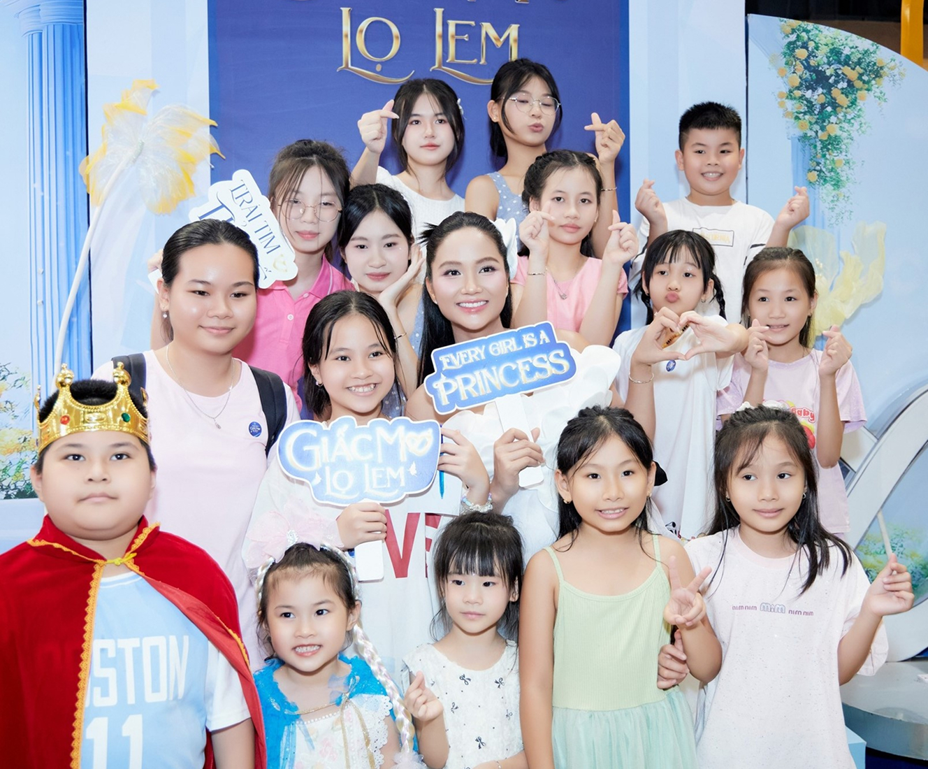 Đại sứ H’Hen Niê: Hành trình gieo giấc mơ cho những “nàng Lọ Lem đời thực”- Ảnh 7.