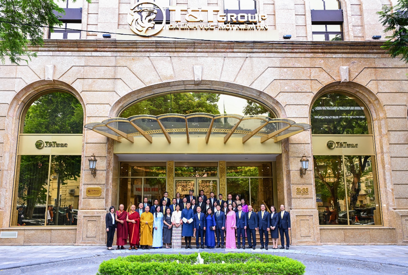 Quốc vương Bhutan và Hoàng hậu tới thăm Tập đoàn T&T Group- Ảnh 3. Quốc vương Bhutan và Hoàng hậu tới thăm Tập đoàn T&T Group- Ảnh 3.