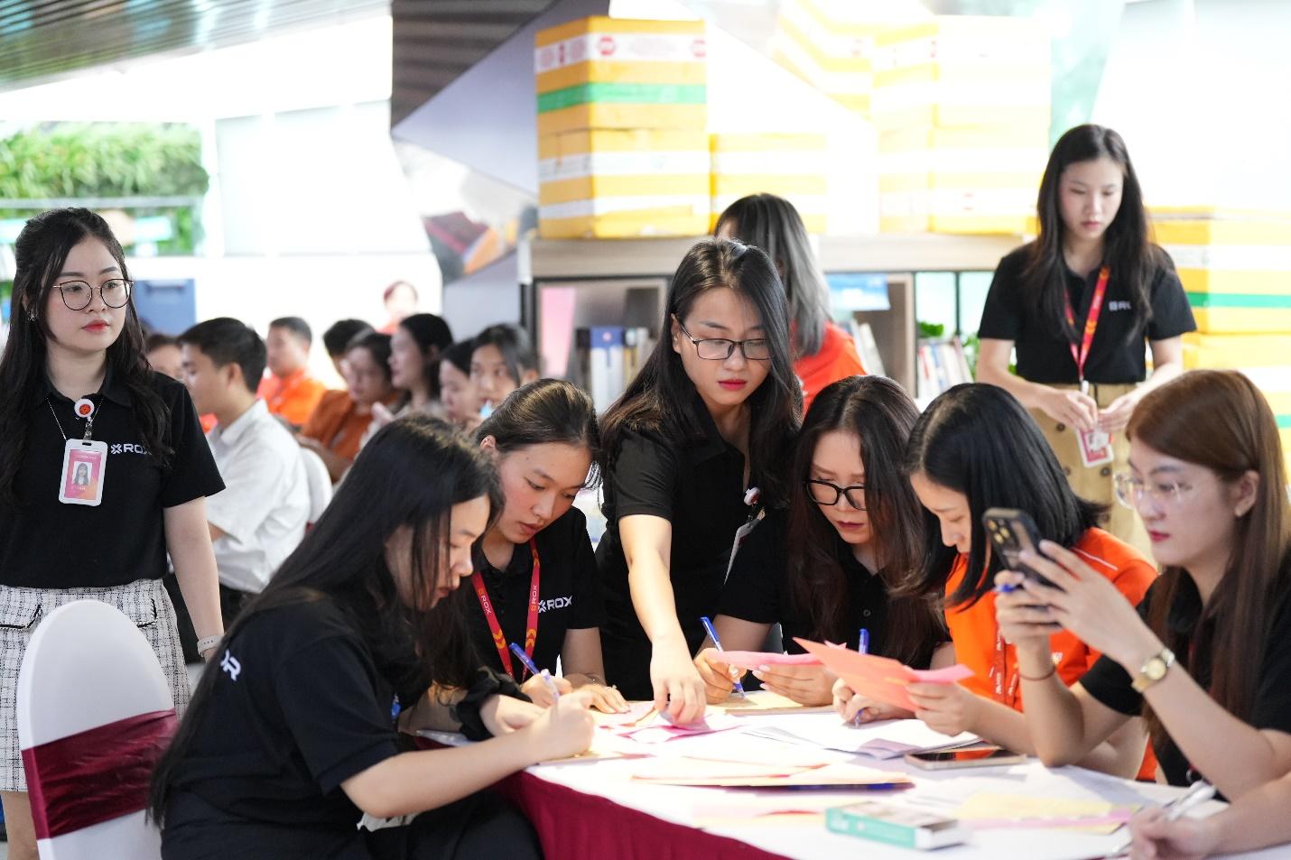 Giọt thương 2025: CBNV ROX Group chung tay hiến máu, lan tỏa giá trị sống đẹp- Ảnh 8. Giọt thương 2025: CBNV ROX Group chung tay hiến máu, lan tỏa giá trị sống đẹp- Ảnh 8.