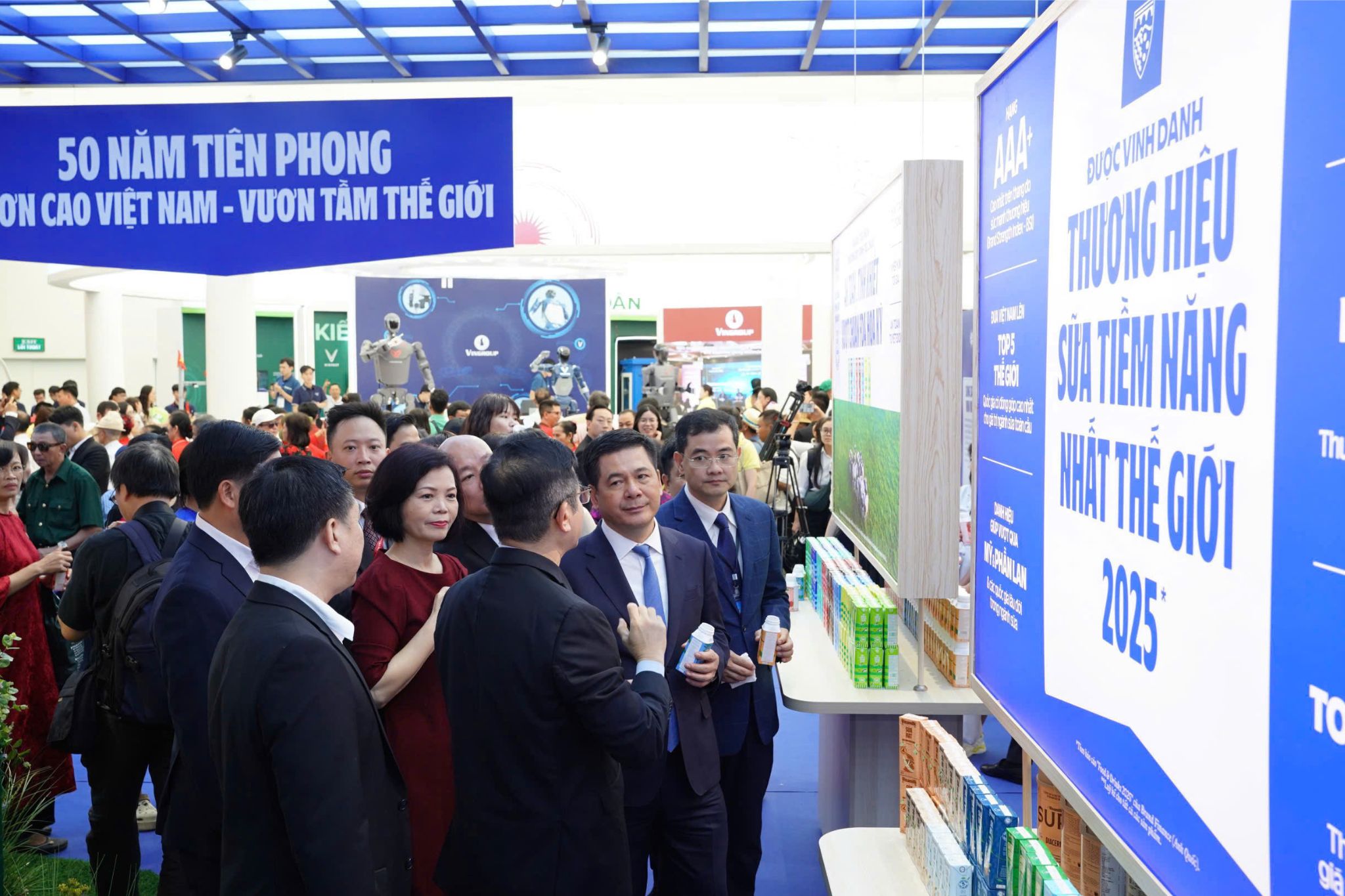 Hàng dài khách tham quan xếp hàng đợi trải nghiệm gian hàng Vinamilk- Ảnh 1. Hàng dài khách tham quan xếp hàng đợi trải nghiệm gian hàng Vinamilk- Ảnh 1.