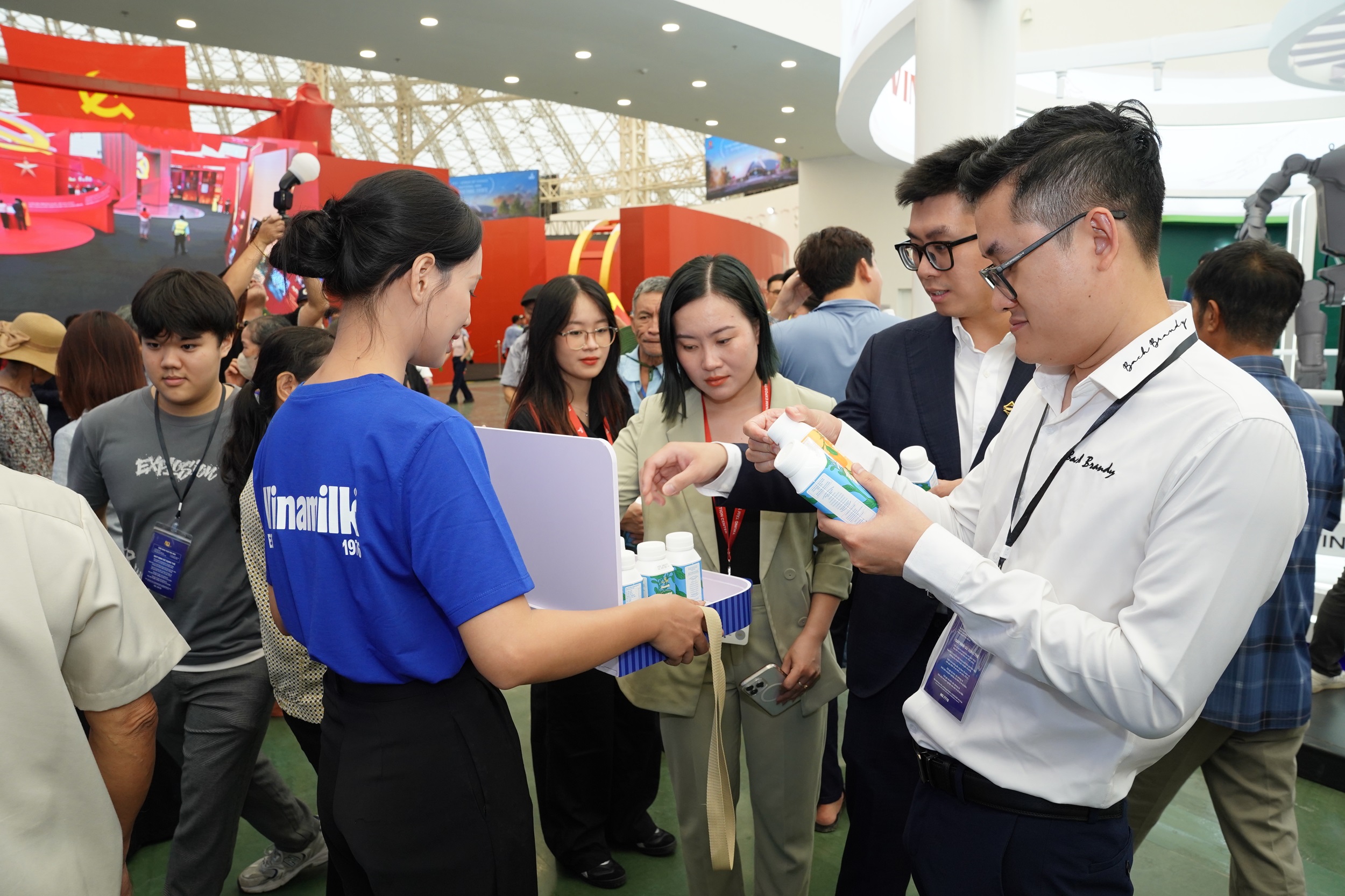 Hàng dài khách tham quan xếp hàng đợi trải nghiệm gian hàng Vinamilk- Ảnh 2. Hàng dài khách tham quan xếp hàng đợi trải nghiệm gian hàng Vinamilk- Ảnh 2.