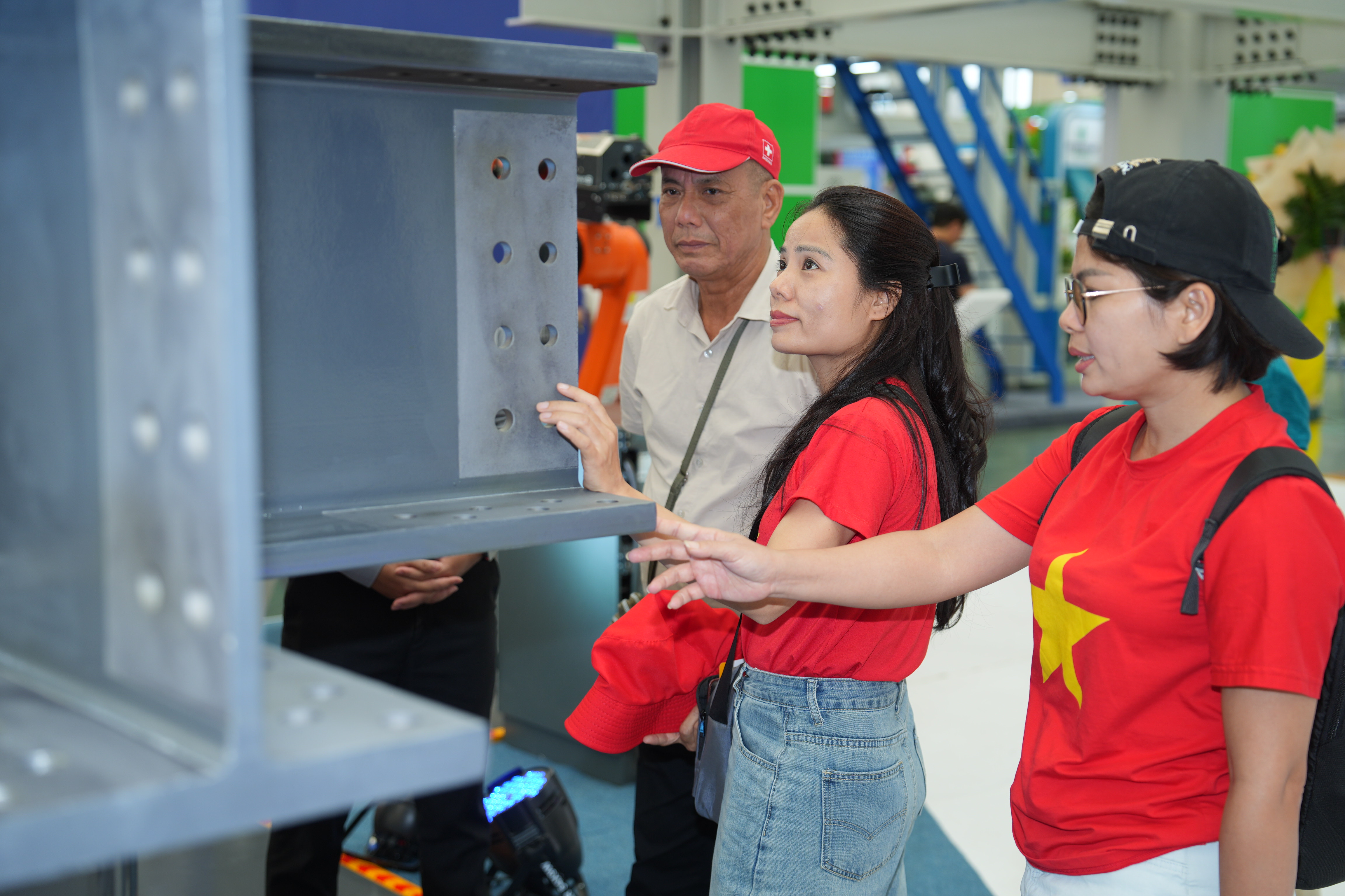 Kết cấu thép trên đường hội nhập- Ảnh 2. Kết cấu thép trên đường hội nhập- Ảnh 2.