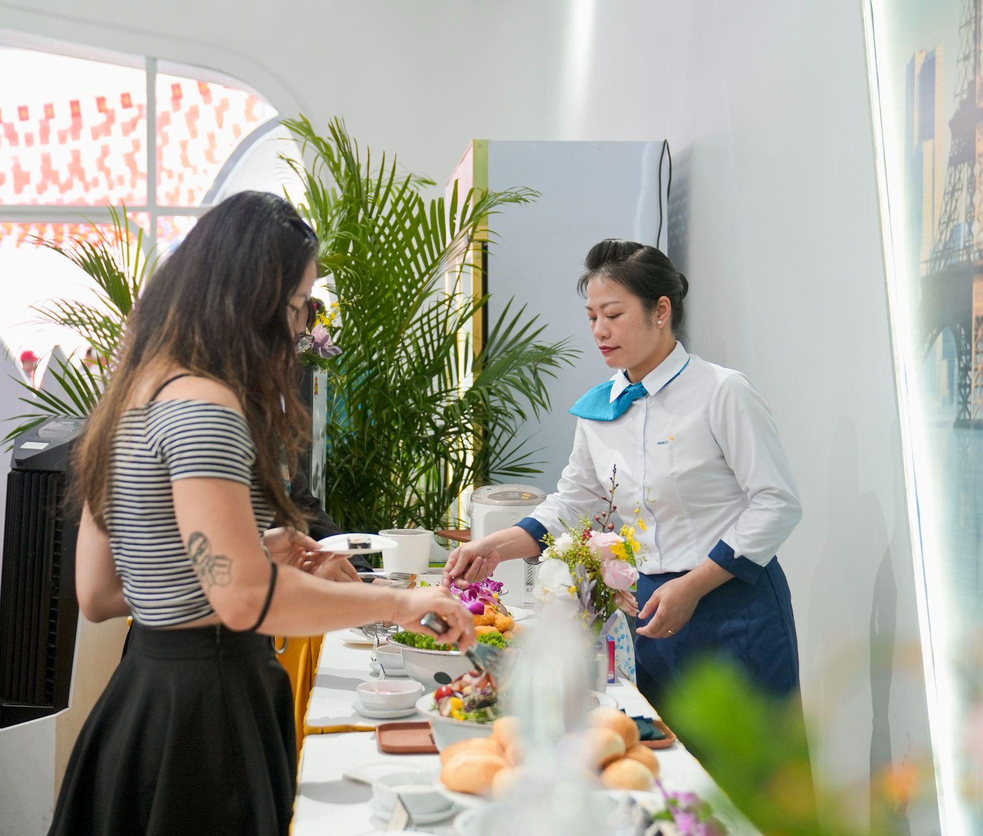 Vietnam Airlines mang trải nghiệm Phòng chờ Bông Sen sang trọng, đẳng cấp quốc tế tới Triển lãm A80 - Ảnh 3. Vietnam Airlines mang trải nghiệm Phòng chờ Bông Sen sang trọng, đẳng cấp quốc tế tới Triển lãm A80 - Ảnh 3.