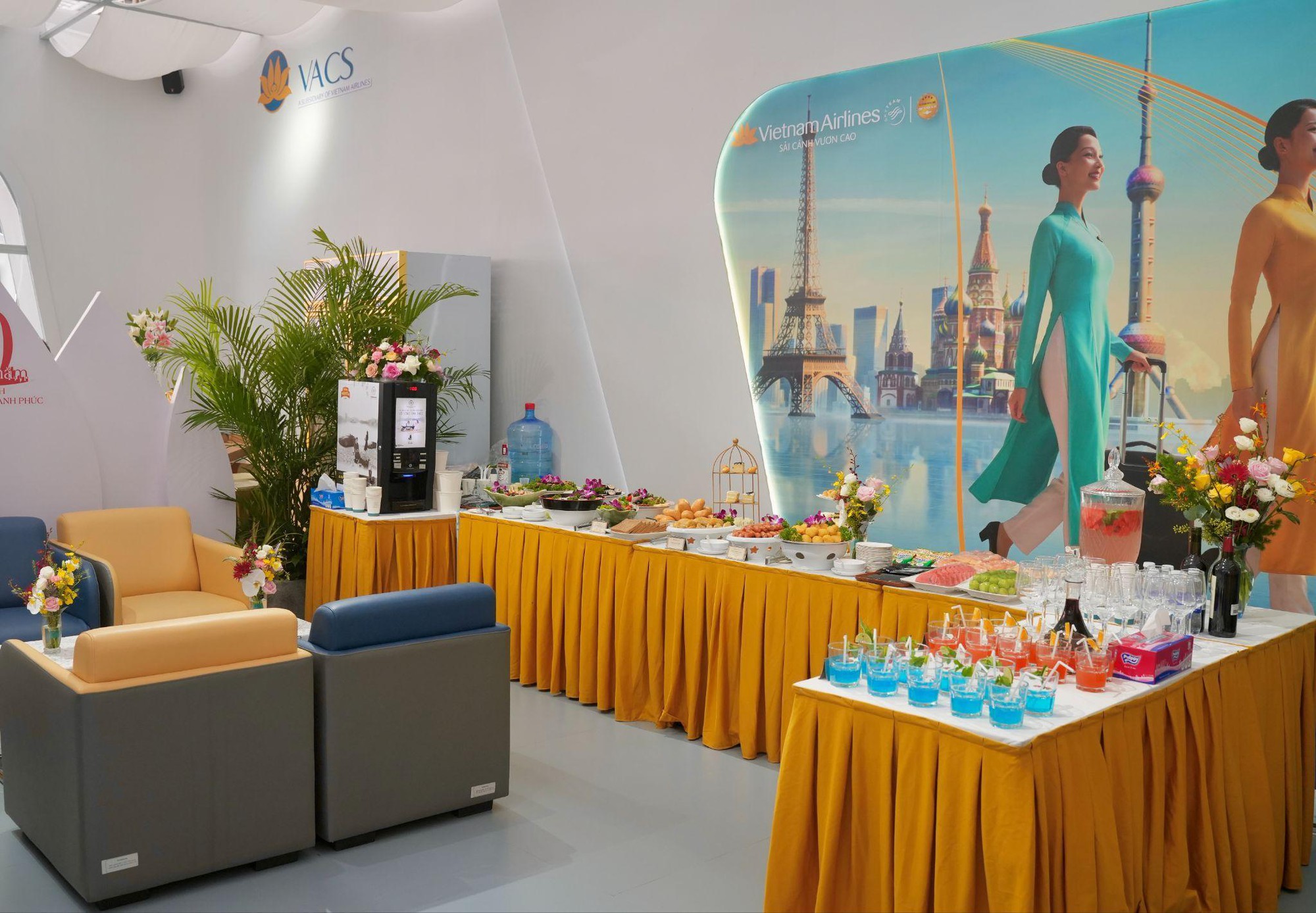 Vietnam Airlines mang trải nghiệm Phòng chờ Bông Sen sang trọng, đẳng cấp quốc tế tới Triển lãm A80 - Ảnh 4. Vietnam Airlines mang trải nghiệm Phòng chờ Bông Sen sang trọng, đẳng cấp quốc tế tới Triển lãm A80 - Ảnh 4.