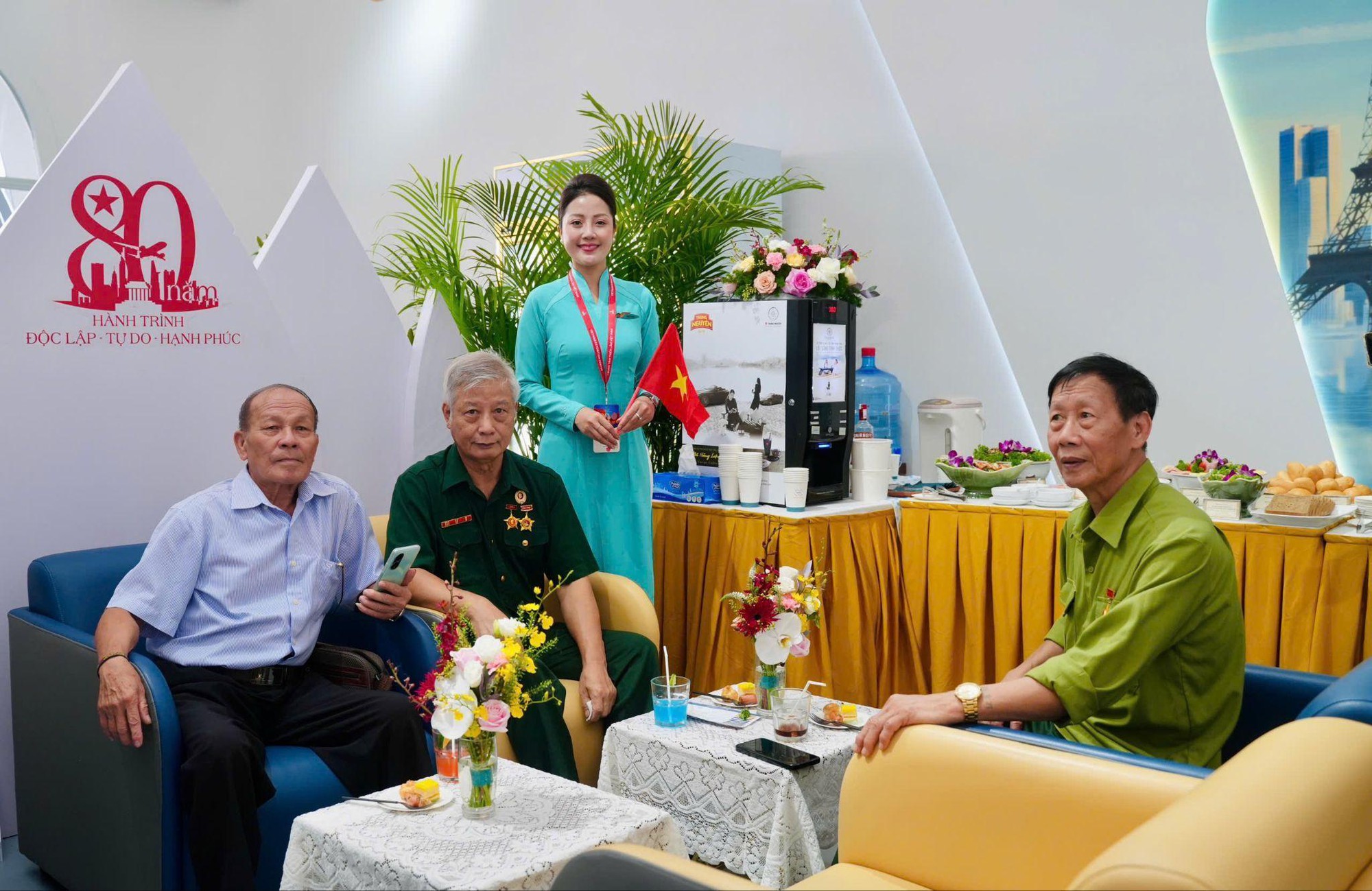 Vietnam Airlines mang trải nghiệm Phòng chờ Bông Sen sang trọng, đẳng cấp quốc tế tới Triển lãm A80 - Ảnh 5. Vietnam Airlines mang trải nghiệm Phòng chờ Bông Sen sang trọng, đẳng cấp quốc tế tới Triển lãm A80 - Ảnh 5.