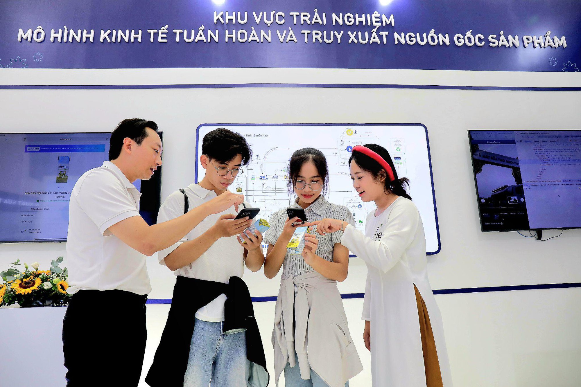 Ấn tượng với công nghệ truy xuất nguồn gốc sản phẩm của TH true MILK- Ảnh 1. Ấn tượng với công nghệ truy xuất nguồn gốc sản phẩm của TH true MILK- Ảnh 1.