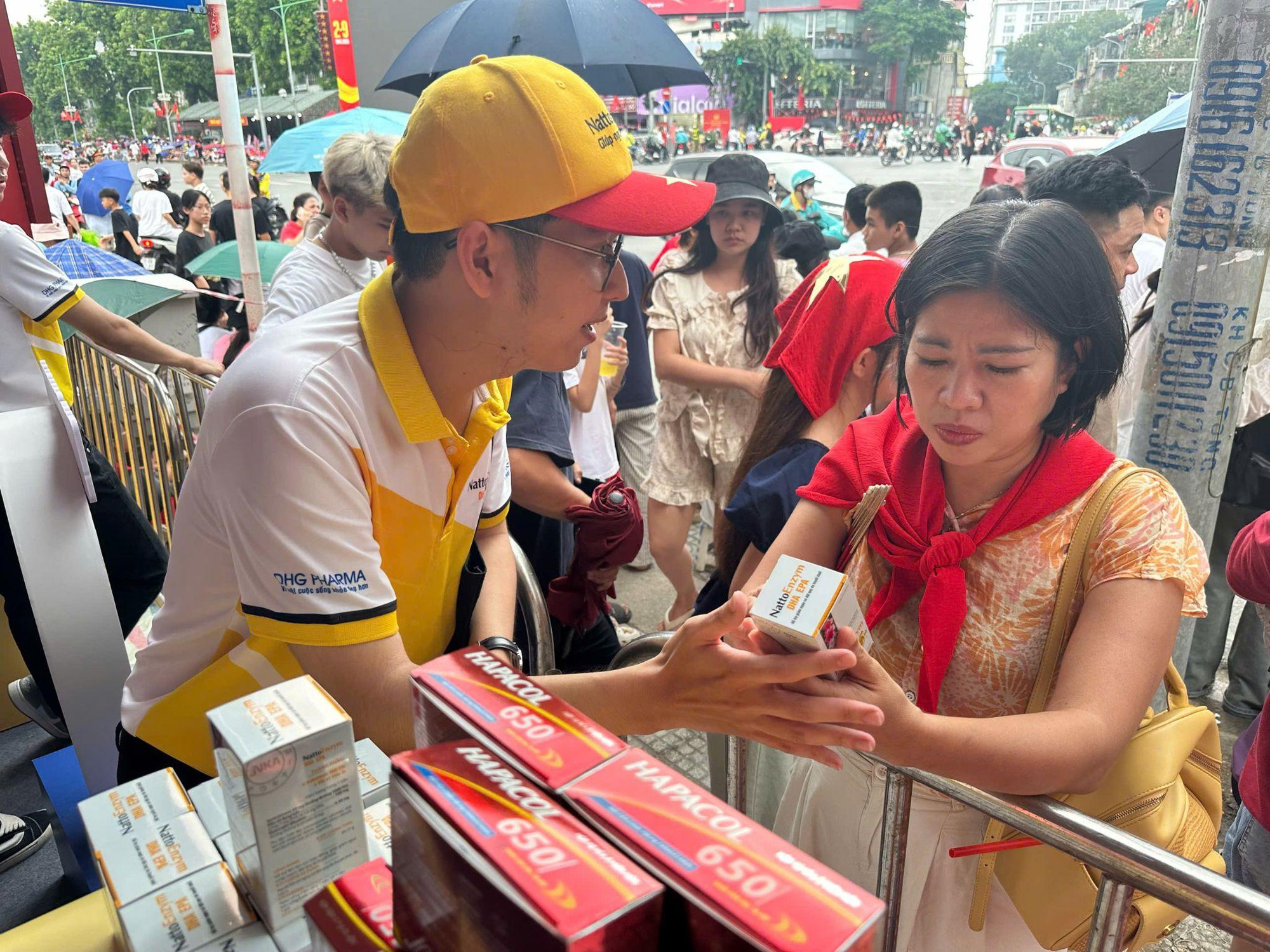 Dược Hậu Giang tiếp sức tại các trạm khách “A80 tự hào Việt Nam”- Ảnh 3. Dược Hậu Giang tiếp sức tại các trạm khách “A80 tự hào Việt Nam”- Ảnh 3.