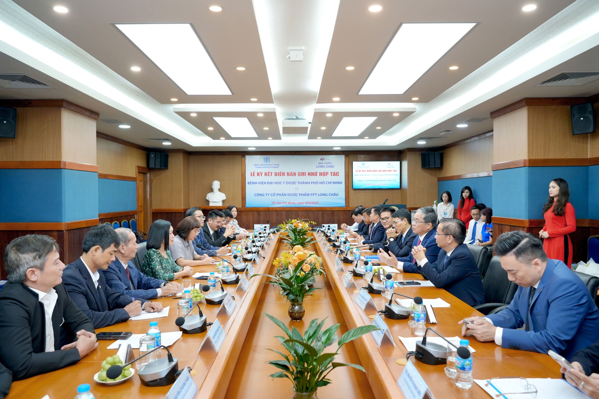 Long Châu hợp tác chiến lược toàn diện cùng Bệnh viện Đại học Y Dược Thành phố Hồ Chí Minh- Ảnh 2. Long Châu hợp tác chiến lược toàn diện cùng Bệnh viện Đại học Y Dược Thành phố Hồ Chí Minh- Ảnh 2.