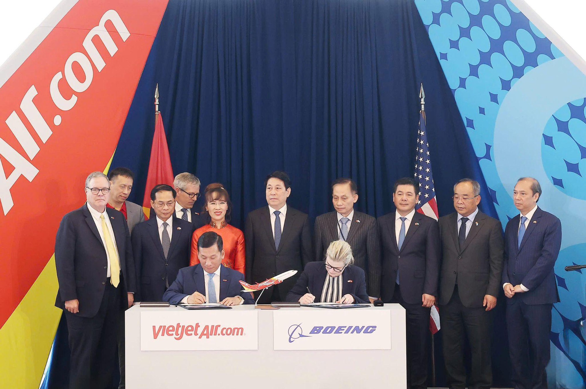 Chủ tịch nước chứng kiến Vietjet nhận bàn giao tàu bay Boeing đầu tiên- Ảnh 5. Chủ tịch nước chứng kiến Vietjet nhận bàn giao tàu bay Boeing đầu tiên- Ảnh 5.