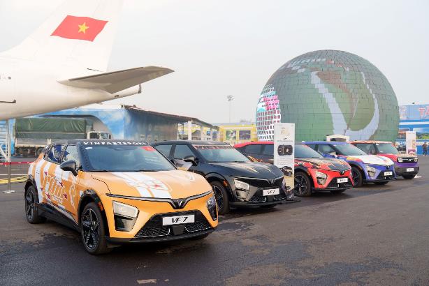 Chạy VinFast VF 7 vượt bão, người dùng Việt khẳng định: “ADAS phản ứng chuẩn xác, đây là chiếc xe đáng tin cậy”- Ảnh 2. Chạy VinFast VF 7 vượt bão, người dùng Việt khẳng định: “ADAS phản ứng chuẩn xác, đây là chiếc xe đáng tin cậy”- Ảnh 2.