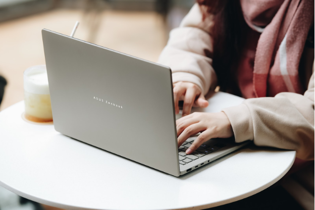 Chiếc laptop mỏng nhẹ, đủ pin, đủ bền, đủ cổng cho doanh nhân bận rộn- Ảnh 2. Chiếc laptop mỏng nhẹ, đủ pin, đủ bền, đủ cổng cho doanh nhân bận rộn- Ảnh 2.