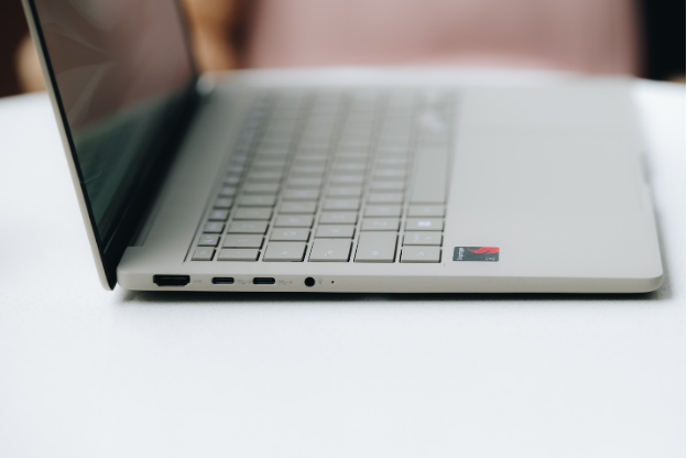 Chiếc laptop mỏng nhẹ, đủ pin, đủ bền, đủ cổng cho doanh nhân bận rộn- Ảnh 5. Chiếc laptop mỏng nhẹ, đủ pin, đủ bền, đủ cổng cho doanh nhân bận rộn- Ảnh 5.