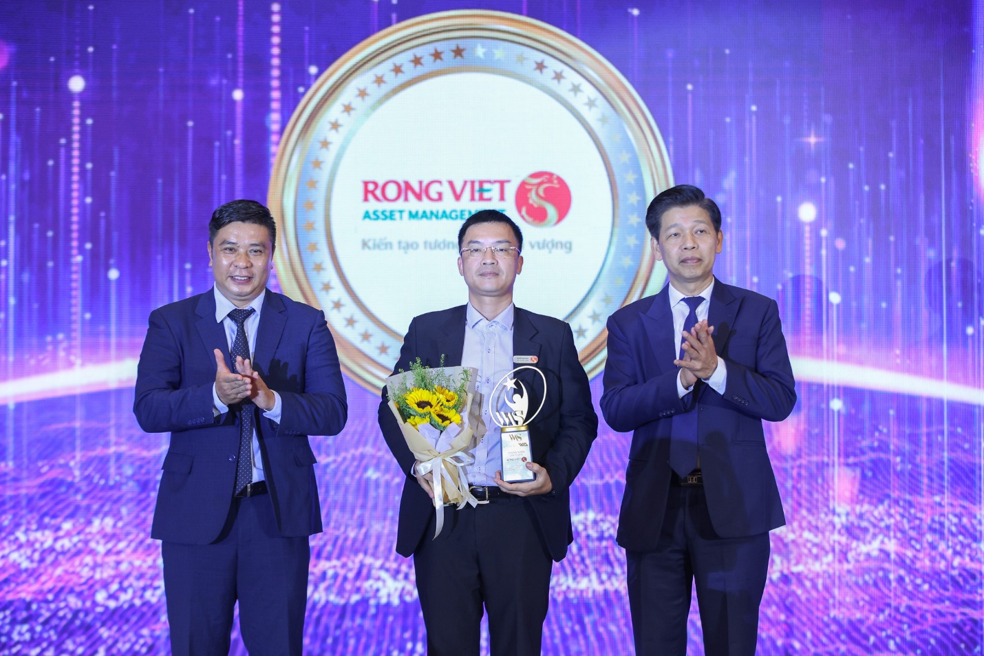 Chứng khoán Rồng Việt được vinh danh tại Diễn đàn cấp cao Cố vấn tài chính 2025- Ảnh 1. Chứng khoán Rồng Việt được vinh danh tại Diễn đàn cấp cao Cố vấn tài chính 2025- Ảnh 1.