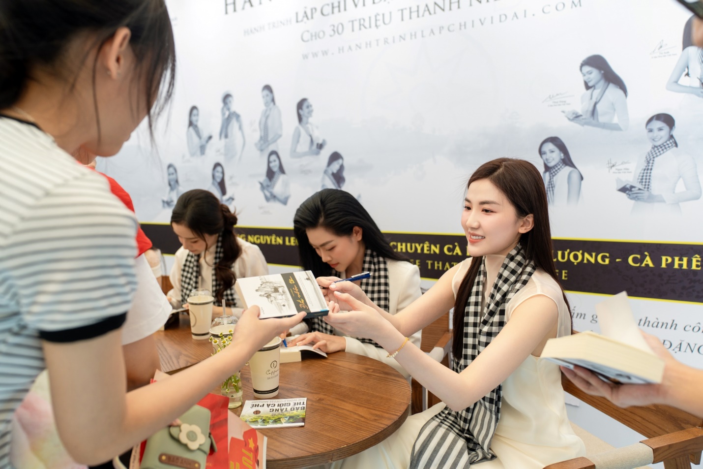 Các người đẹp Việt lan tỏa năng lượng tỉnh thức cùng Trung Nguyên Legend tại triển lãm A80- Ảnh 1. Các người đẹp Việt lan tỏa năng lượng tỉnh thức cùng Trung Nguyên Legend tại triển lãm A80- Ảnh 1.