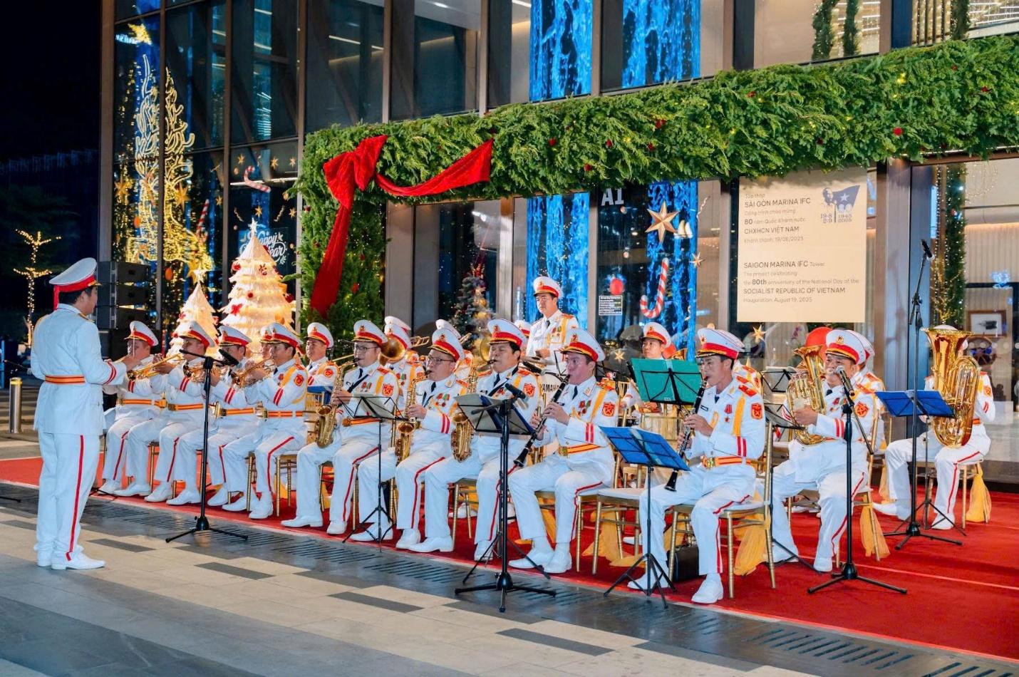 Saigon Marina IFC rực rỡ đêm pháo hoa với công nghệ ánh sáng hàng đầu thế giới- Ảnh 1. Saigon Marina IFC rực rỡ đêm pháo hoa với công nghệ ánh sáng hàng đầu thế giới- Ảnh 1.