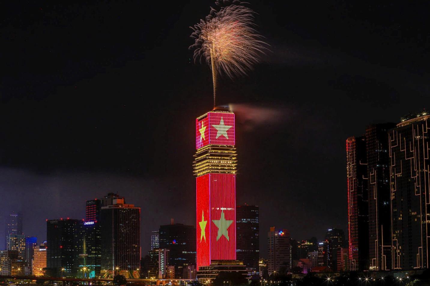Saigon Marina IFC rực rỡ đêm pháo hoa với công nghệ ánh sáng hàng đầu thế giới- Ảnh 2. Saigon Marina IFC rực rỡ đêm pháo hoa với công nghệ ánh sáng hàng đầu thế giới- Ảnh 2.