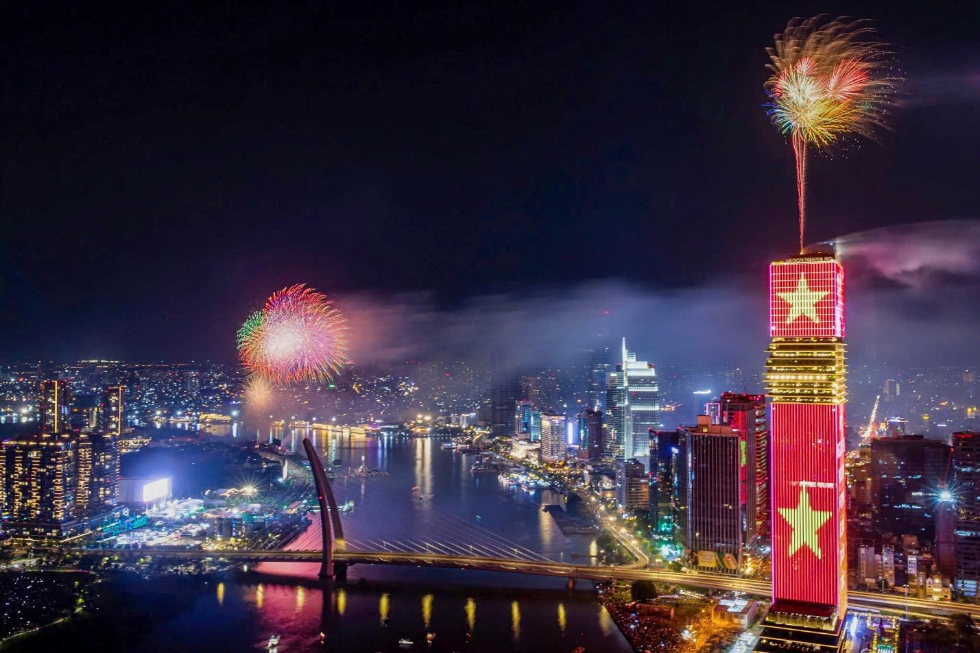 Saigon Marina IFC rực rỡ đêm pháo hoa với công nghệ ánh sáng hàng đầu thế giới- Ảnh 3. Saigon Marina IFC rực rỡ đêm pháo hoa với công nghệ ánh sáng hàng đầu thế giới- Ảnh 3.