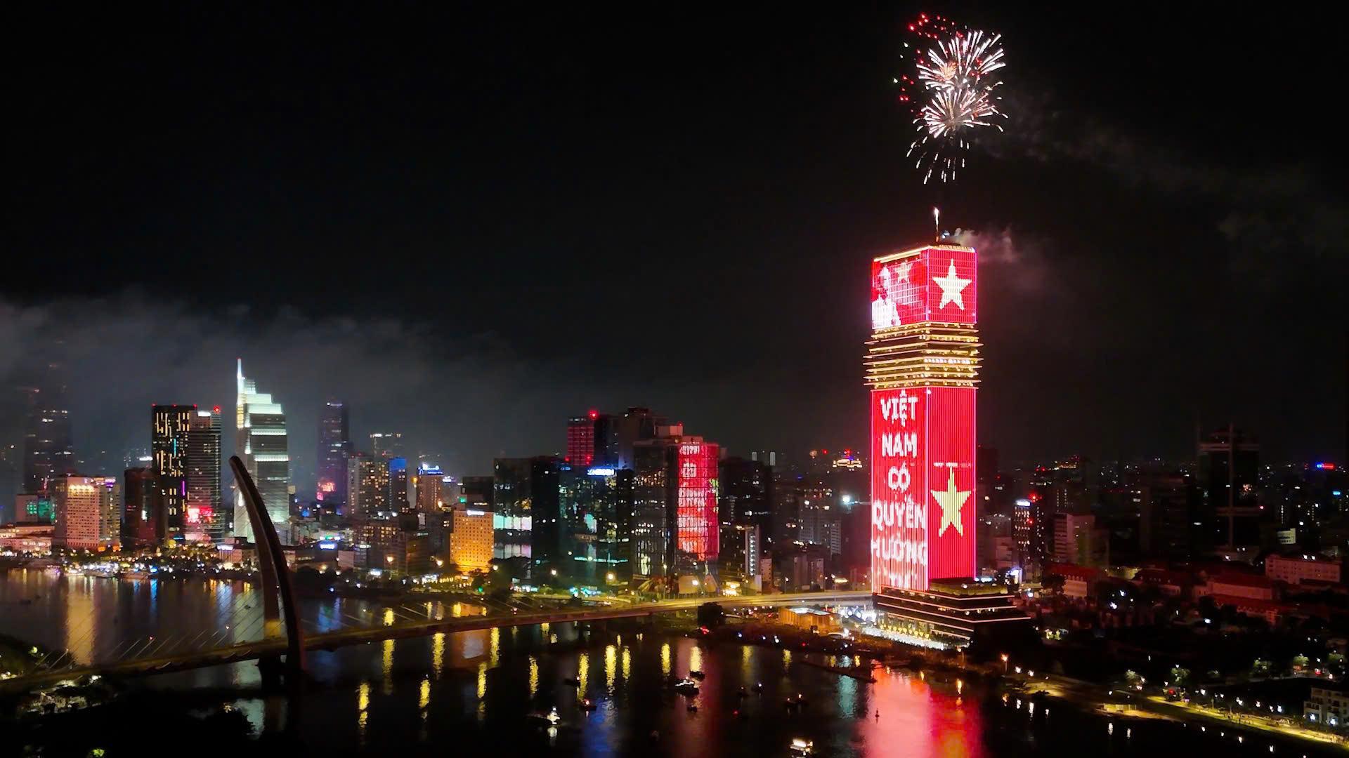 Saigon Marina IFC rực rỡ đêm pháo hoa với công nghệ ánh sáng hàng đầu thế giới- Ảnh 4. Saigon Marina IFC rực rỡ đêm pháo hoa với công nghệ ánh sáng hàng đầu thế giới- Ảnh 4.